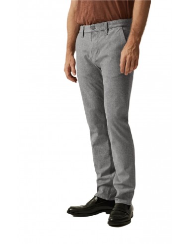 Pantalon chino gris Dans la société mordern