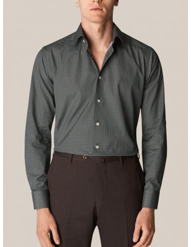 Chemise à motifs verte suggérées chez